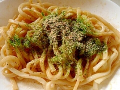 夜食にいかがレンジで5分　バターしょうゆうどん